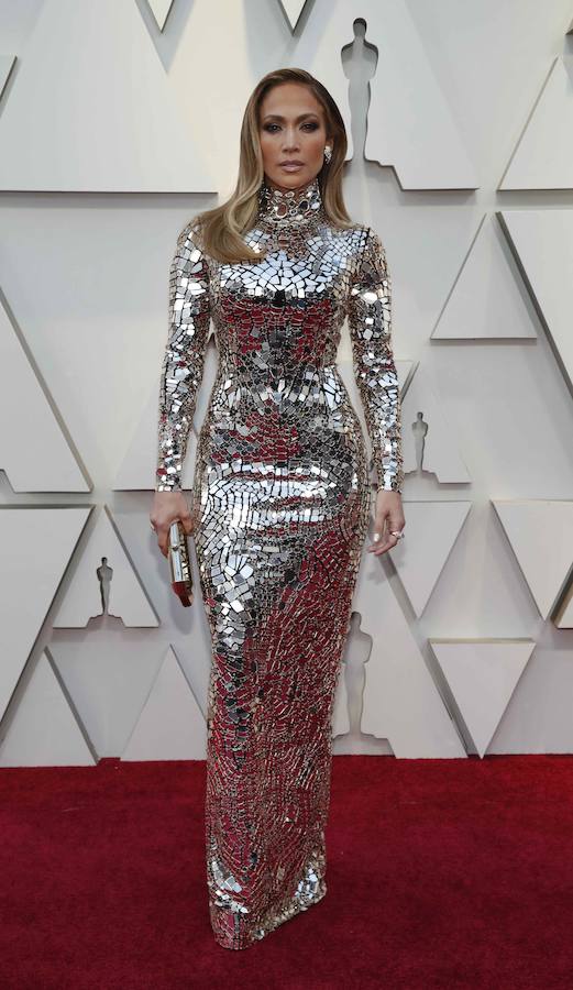 Jennifer López: no estuvo acertada con este llamativo diseño de Tom Ford. Un vestido plateado de cuello alto que a algunos espectadores les recordó a una bola de discoteca. Los looks metalizados tuvieron gran protagonismo anoche en los Oscar, pero el de Jennifer López fue uno de los menos adecuados.  Oscars 2019