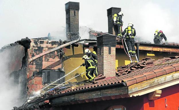 Bomberos de Álava intervienen en un incendio en una vivienda en el pueblo de Añua.