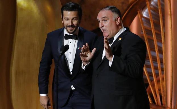 Diego Luna (izquierda) y el chef Jose Andres.