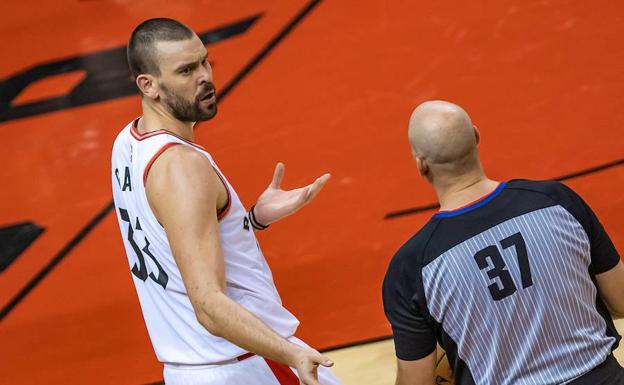 Marc Gasol pide explicaciones al árbitro. 