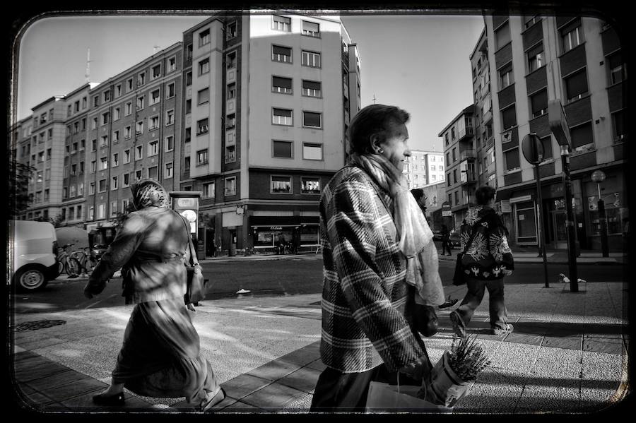 Recorrido fotográfico por uno de los barrios más antiguos de Vitoria desde el particular punto de vista del artista