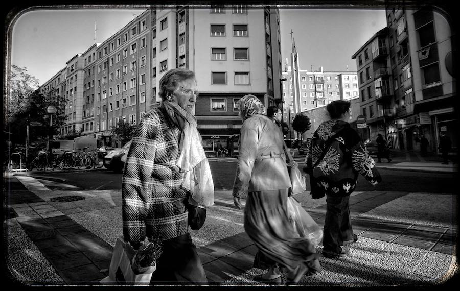 Recorrido fotográfico por uno de los barrios más antiguos de Vitoria desde el particular punto de vista del artista