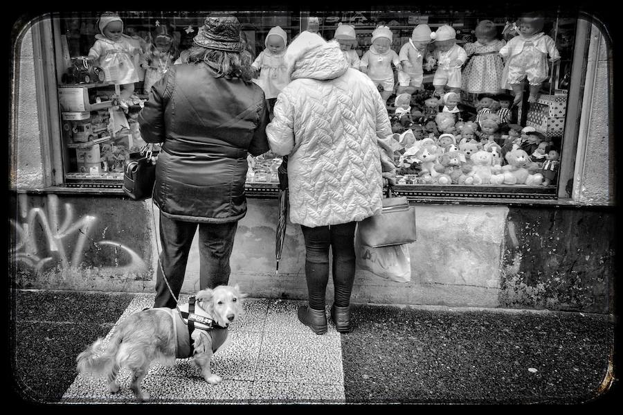 Recorrido fotográfico por uno de los barrios más antiguos de Vitoria desde el particular punto de vista del artista