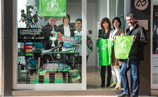 Imagen principal - Felipe García, Livia López, María Goti, Patricia García e Iñaki Prusilla, en Audífonos Vitoria (arriba). En Miren Ruiz Interiorismo hasta las aves zancudas sacan su lado más verde (izquierda). Koldo coloca una bufanda del Araski en el escaparate de electrodomésticos Kelde (derecha). 