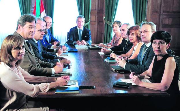 El Gobierno vasco en pleno, reunido tras el verano en el habitual primer consejo del Palacio Miramar en San Sebastián.