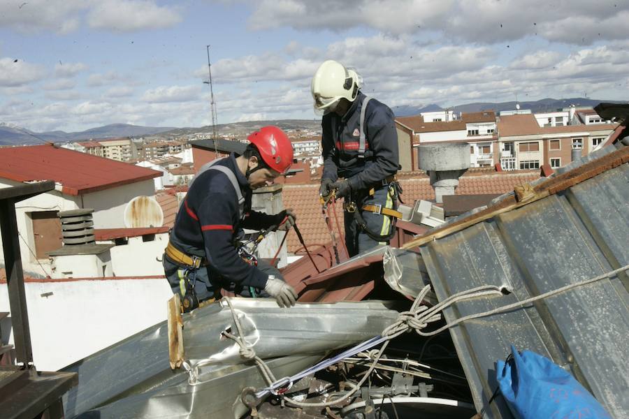 2010. La ciclogénesis explosiva generó la salida de los bombros para afianzar cornisas., 