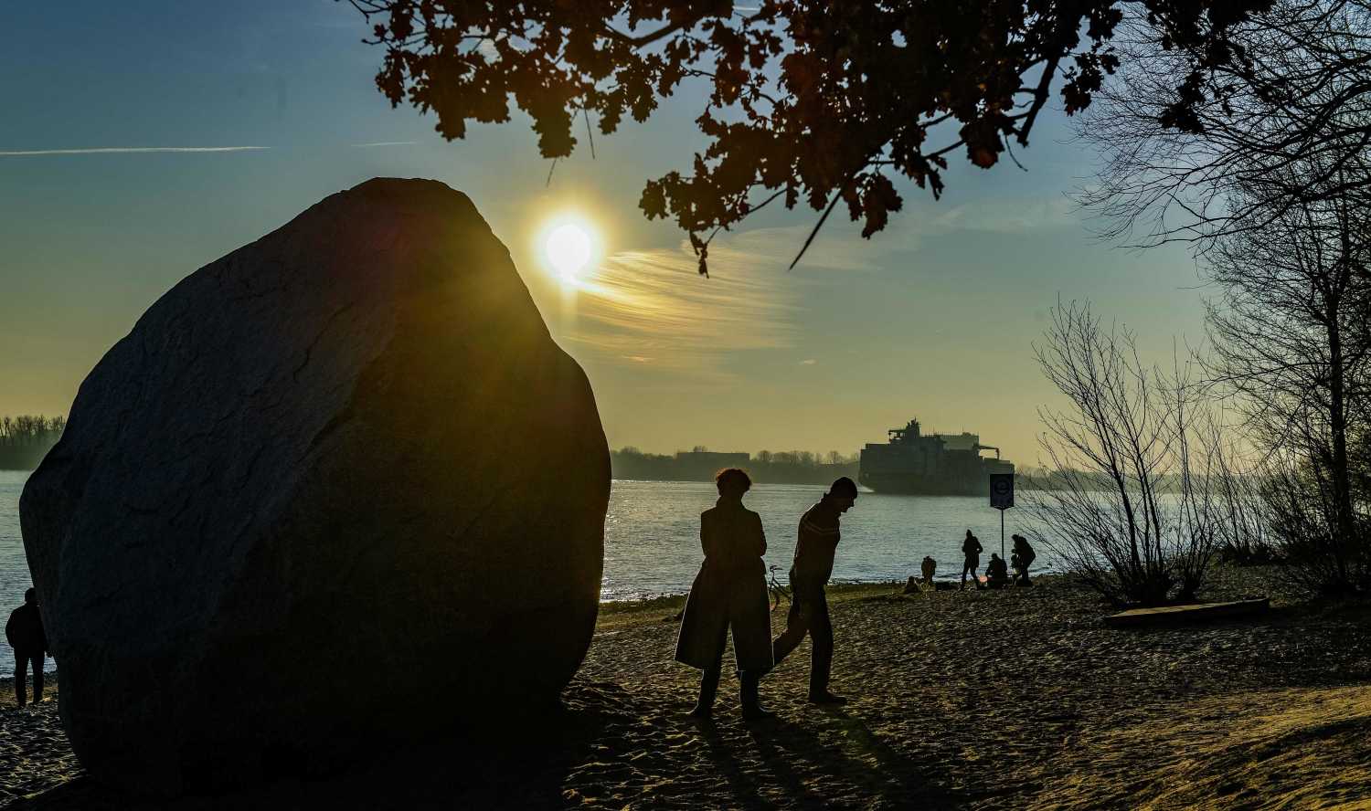 Paseando por la playa del Elba en Hamburgo, Alemania