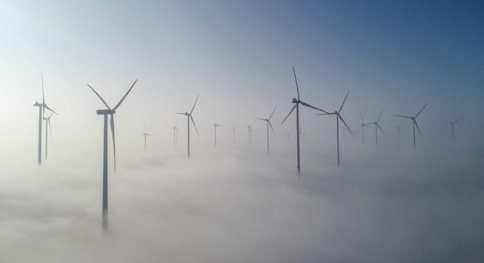 Aerogeneradores se elevan sobre la niebla en el parque eólico de Oder-Spree, Alemania