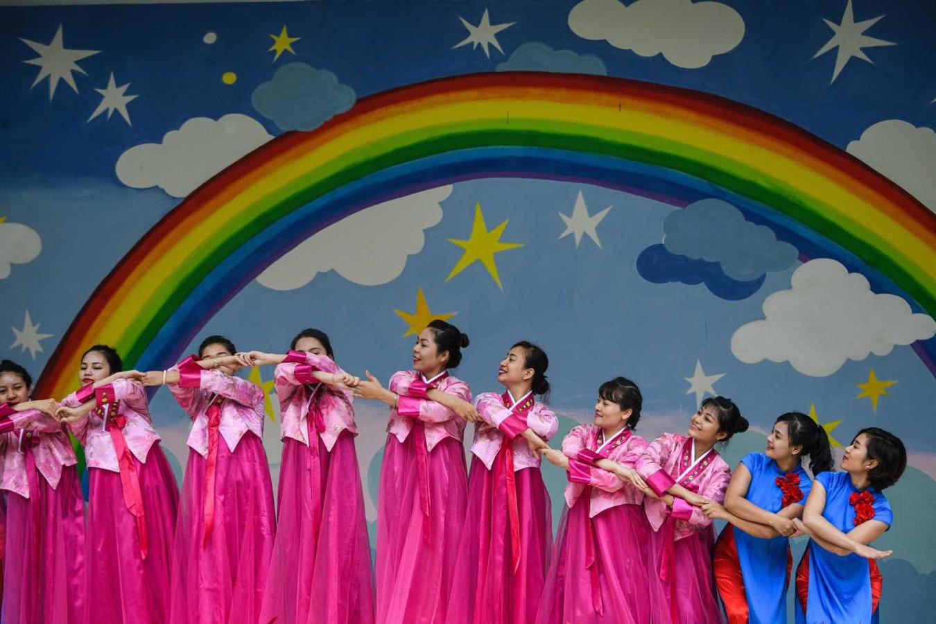 Maestras durante un ensayo de baile en la escuela de Kindergarten ante la llegada de Donald Trump, (Corea del Norte)