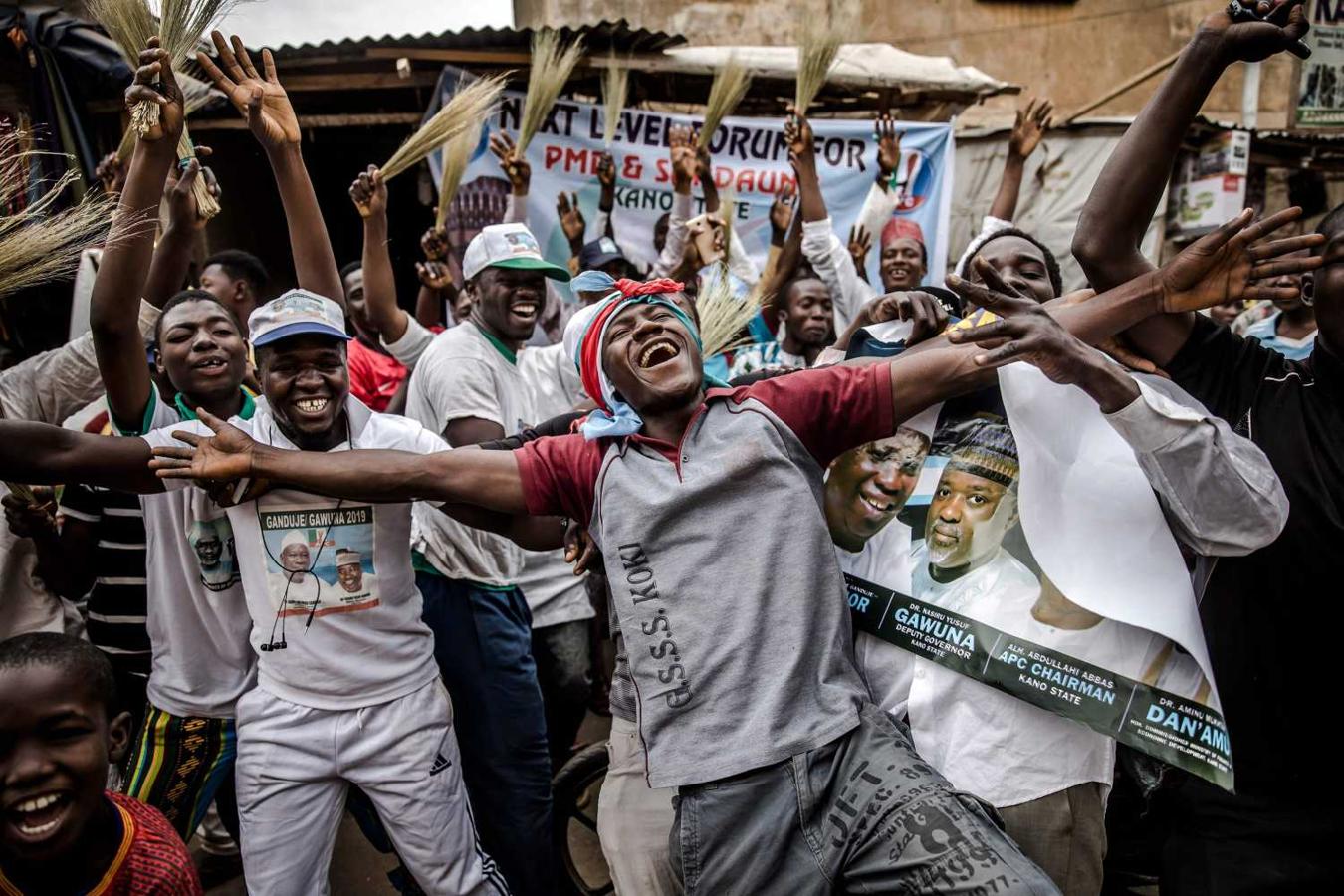 Hombres celebrando la reelección del presidente Muhammadu Buhari en Nigeria 