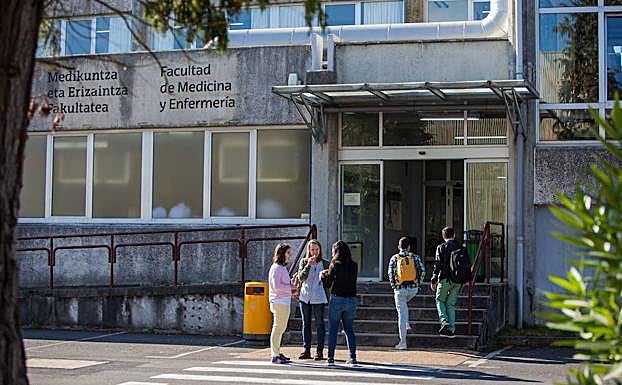Vista de la entrada de la Facultad de Mecina y Enfermeria, de la UPV, en Leioa.