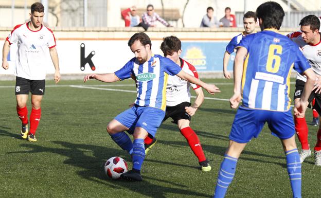 Unai Ariz controla rodeado de jugadores del Vitoria. 