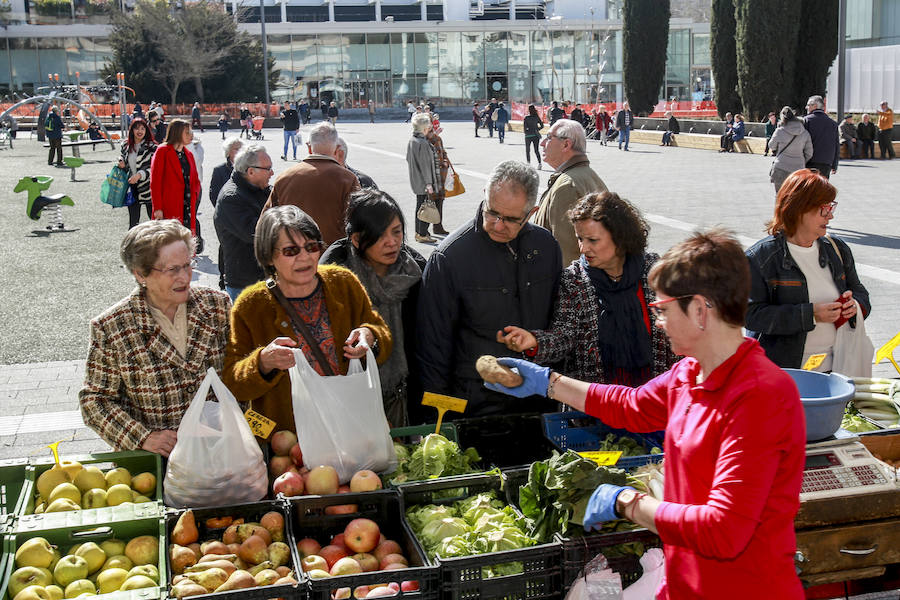 Fotos: Frutas y verduras para inaugurar la nueva plaza Santa Bárbara