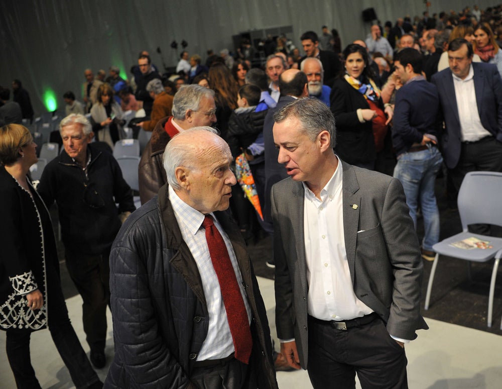 El lehendakari Iñigo Urkullu (d), con el expresidente del PNV, Xabier Arzalluz, durante el acto por el 40 aniversario de la asamblea de 1977.