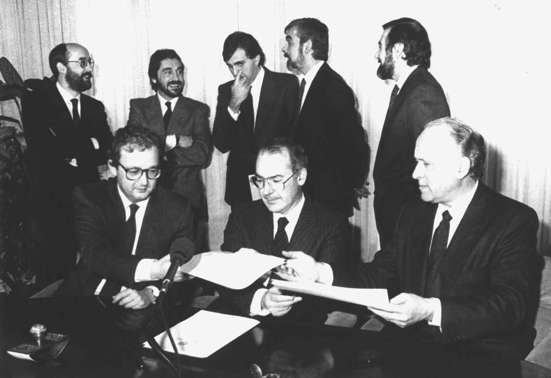 José Antonio Ardanza (C), José María 'Txiki' Benegas (I), y Xabier Arzalluz (D), durante la firma del pacto de gobierno.