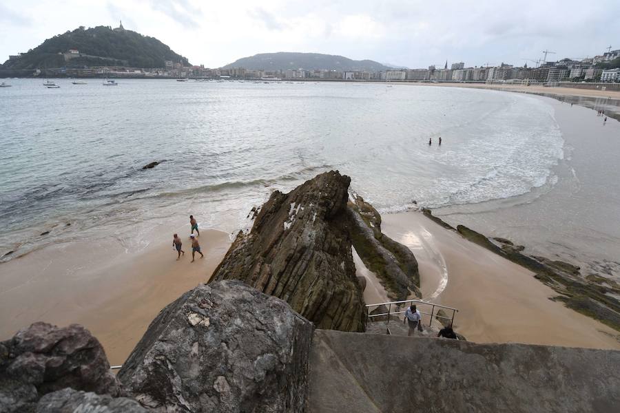 Los visitantes de San Sebastián sitúan el arenal donostiarra aún mejor que el año pasado en el ránking de TripAdvisor. Ya es la mejor playa de Europa y la cuarta más bonita del mundo