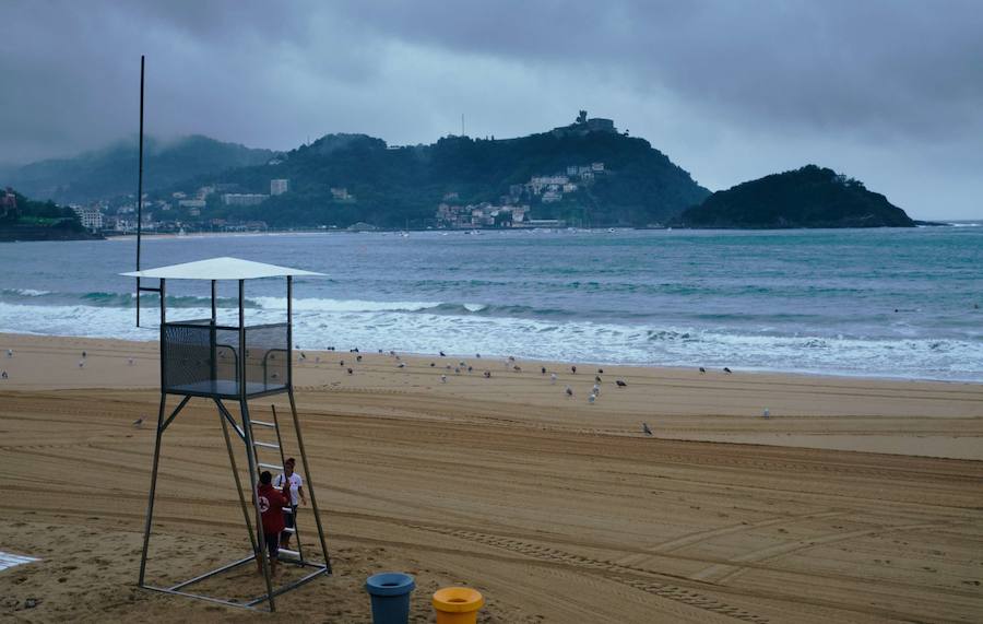 Los visitantes de San Sebastián sitúan el arenal donostiarra aún mejor que el año pasado en el ránking de TripAdvisor. Ya es la mejor playa de Europa y la cuarta más bonita del mundo