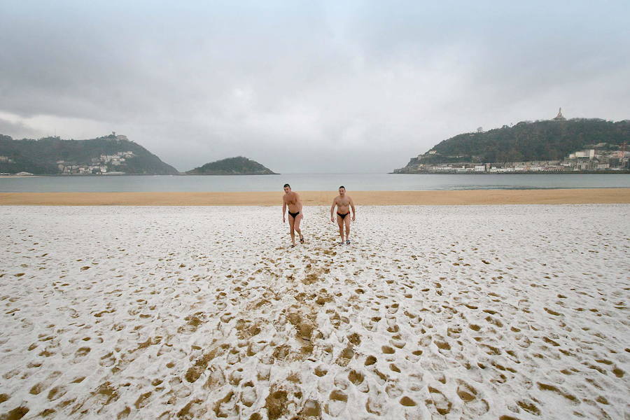 Los visitantes de San Sebastián sitúan el arenal donostiarra aún mejor que el año pasado en el ránking de TripAdvisor. Ya es la mejor playa de Europa y la cuarta más bonita del mundo