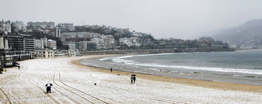 Los visitantes de San Sebastián sitúan el arenal donostiarra aún mejor que el año pasado en el ránking de TripAdvisor. Ya es la mejor playa de Europa y la cuarta más bonita del mundo