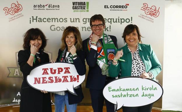 María Goti, gerente de EL CORREO Álava, Zuriñe Ortiz de Latierro, directora de EL CORREO Álava, Gorka Urtaran, alcalde de Vitoria, y Marian Olabarrieta, diputada foral de Servicios Sociales, posan en el photocall. 