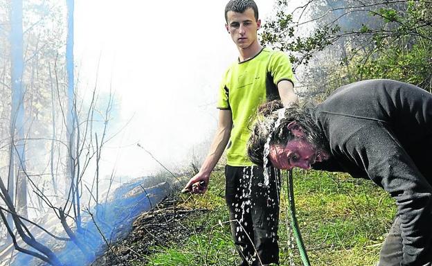 El personal de extinción de incendios soportó altas temperaturas. 