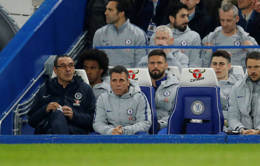 Kepa, al lado de Giroud y William. Delante, Sarri y Zola.