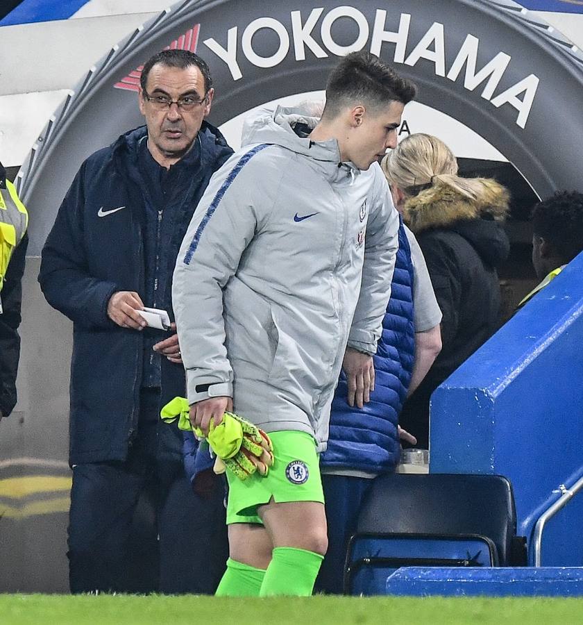 Kepa se dirige al banquillo justo delante de su entrenador.