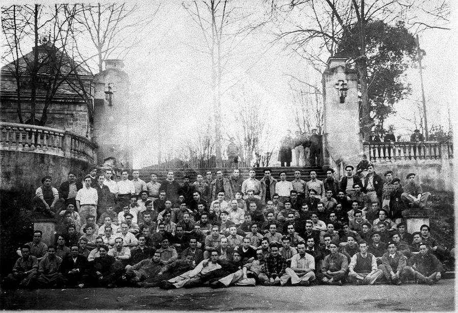 Fotografía de 104 capellanes gudaris del ejército vasco durante la Guerra Civil.