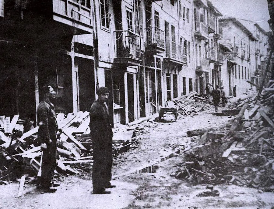 Estado de una calle de Durango tras el bombardeo fascista, en marzo de 1937.