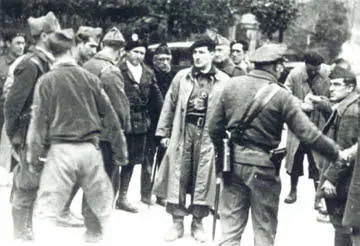 El lehendakari Jose Antonio Aguirre visita a oficiales del Ejército vasco.