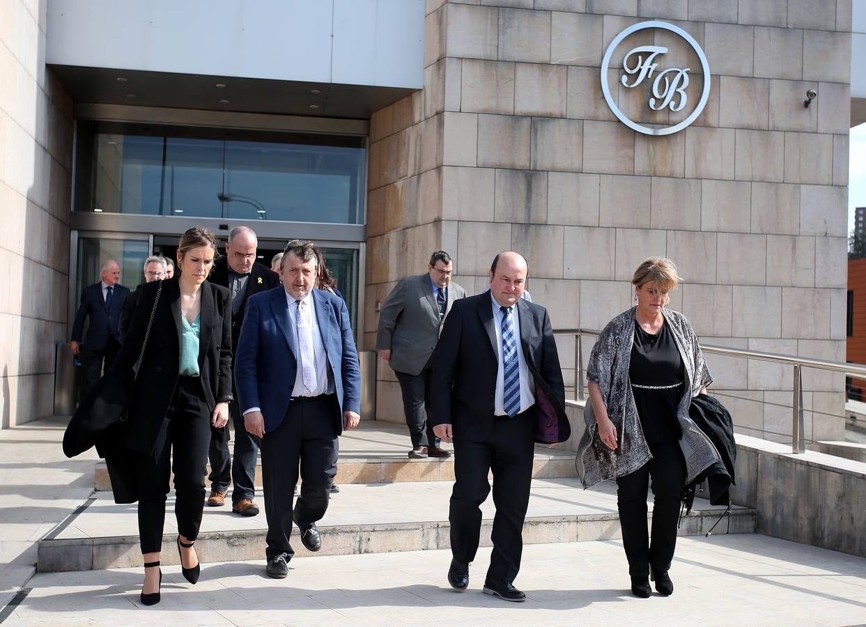 De izquierda a derecha: Mireia Zarate, secretaria del EBB; Joseba Egibar, presidente del GBB, José Antonio Suso, presidente del ABB, Andoni Ortuzar, presidente del PNV; e Itxaso Atutxa, presidenta del BBB.