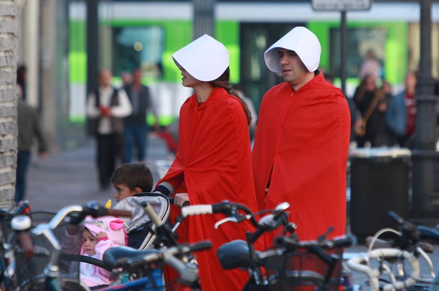 El tradicional pasacalles ha dado el pistoletazo de salida a la fiesta de Carnaval, que este sábado alcanza su colofón con el desfile