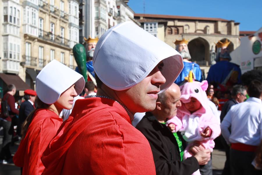 El tradicional pasacalles ha dado el pistoletazo de salida a la fiesta de Carnaval, que este sábado alcanza su colofón con el desfile
