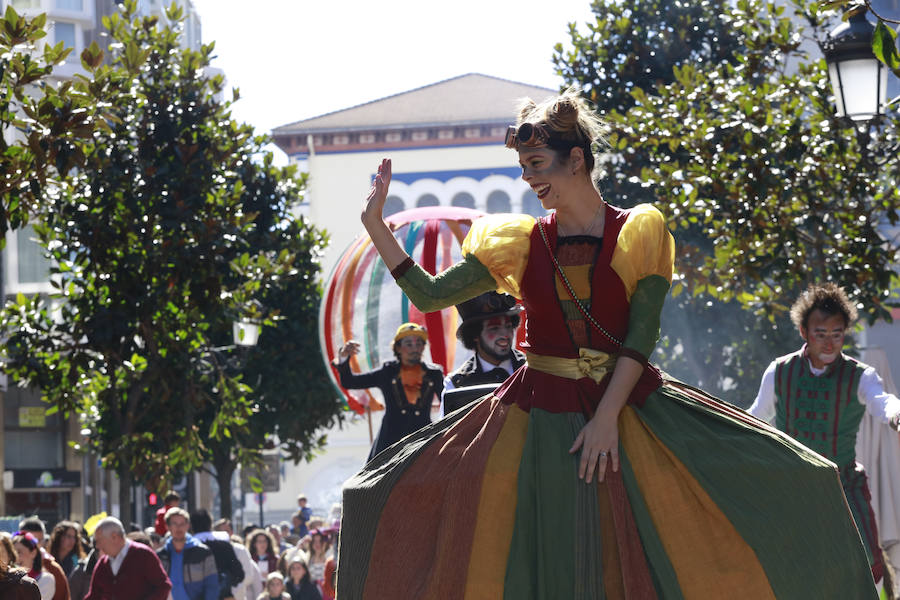 El tradicional pasacalles ha dado el pistoletazo de salida a la fiesta de Carnaval, que este sábado alcanza su colofón con el desfile