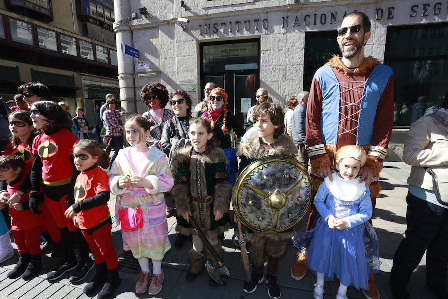 El tradicional pasacalles ha dado el pistoletazo de salida a la fiesta de Carnaval, que este sábado alcanza su colofón con el desfile