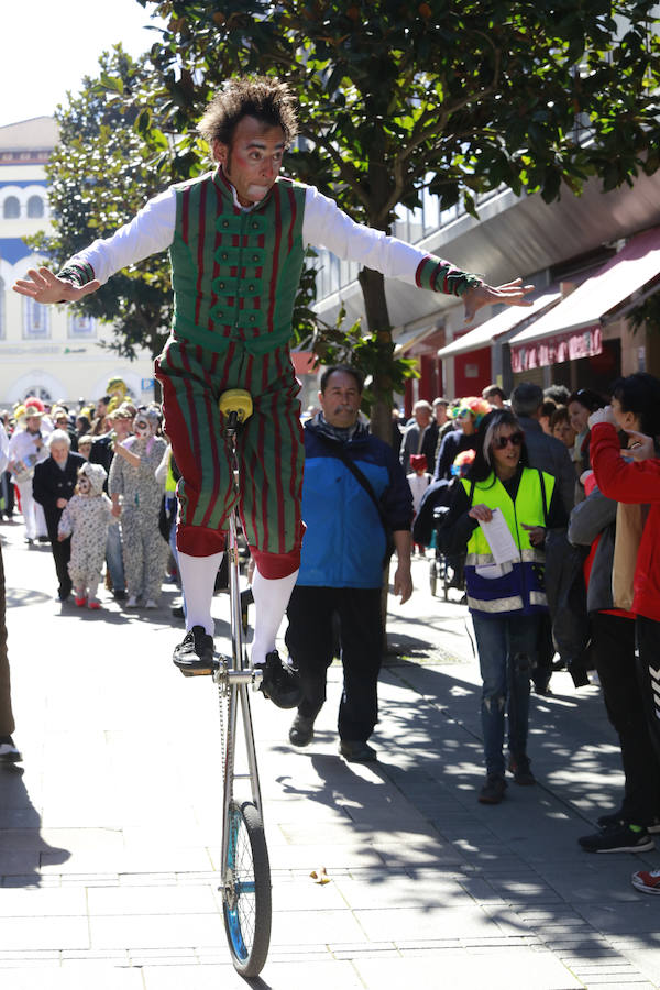 El tradicional pasacalles ha dado el pistoletazo de salida a la fiesta de Carnaval, que este sábado alcanza su colofón con el desfile