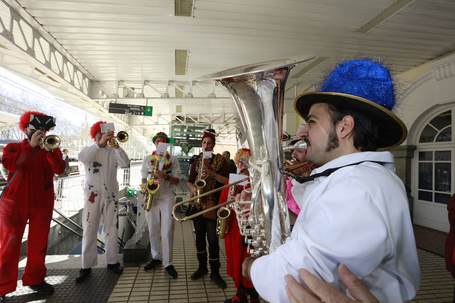 El tradicional pasacalles ha dado el pistoletazo de salida a la fiesta de Carnaval, que este sábado alcanza su colofón con el desfile