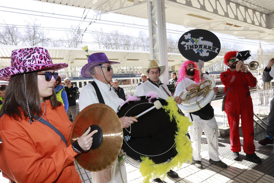 El tradicional pasacalles ha dado el pistoletazo de salida a la fiesta de Carnaval, que este sábado alcanza su colofón con el desfile