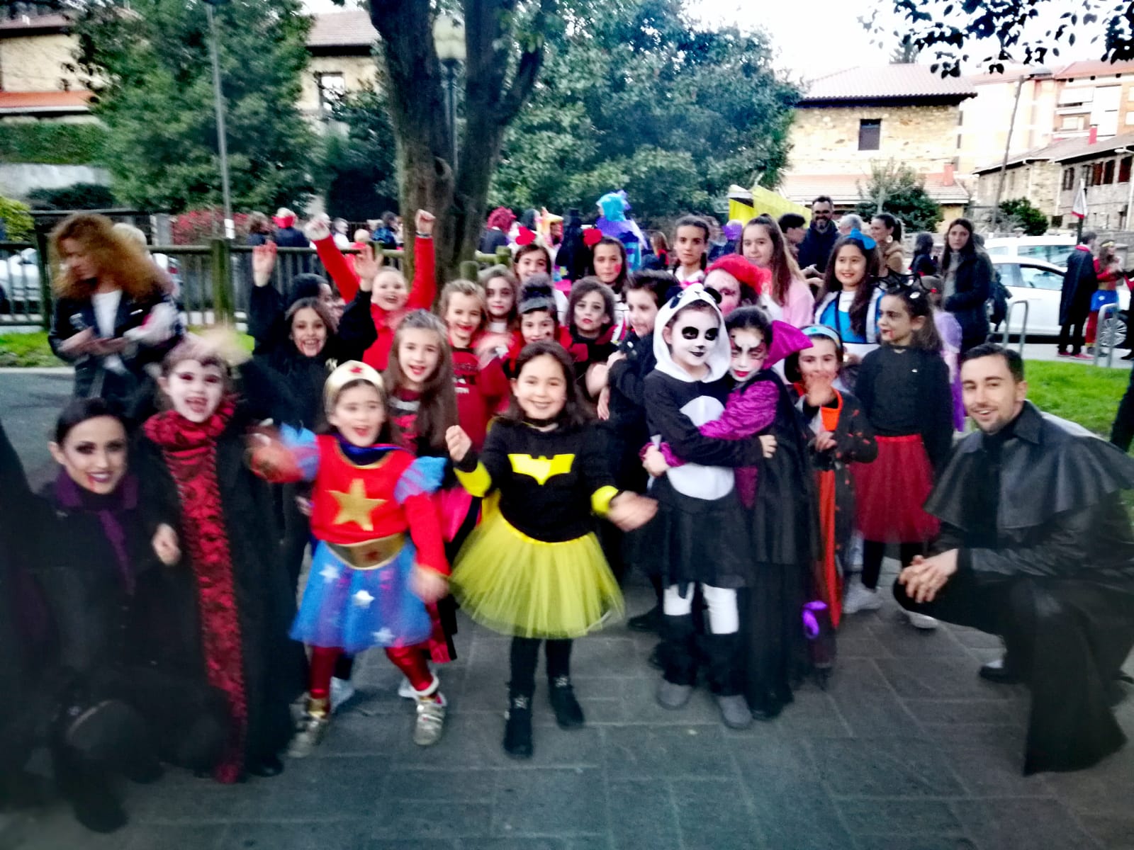 La localidad se sumergen en la fiesta más colorida y visual de todo el año