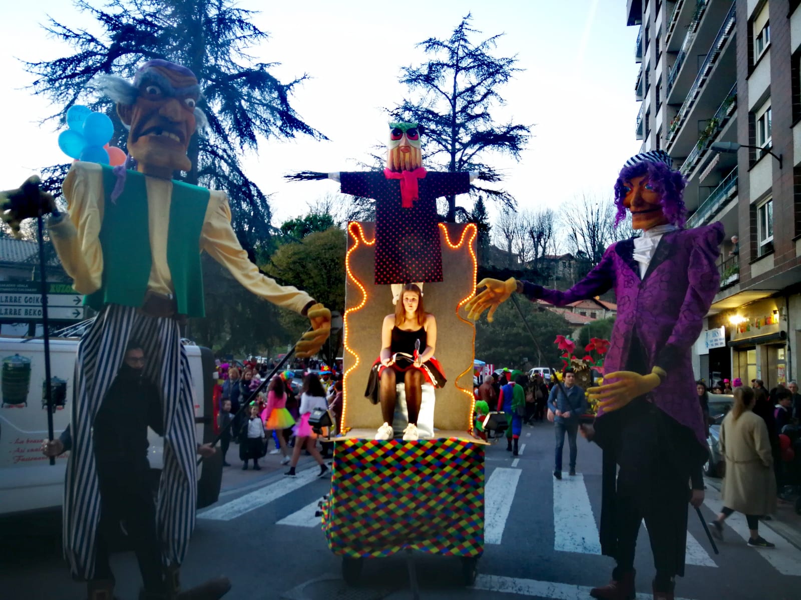 La localidad se sumergen en la fiesta más colorida y visual de todo el año