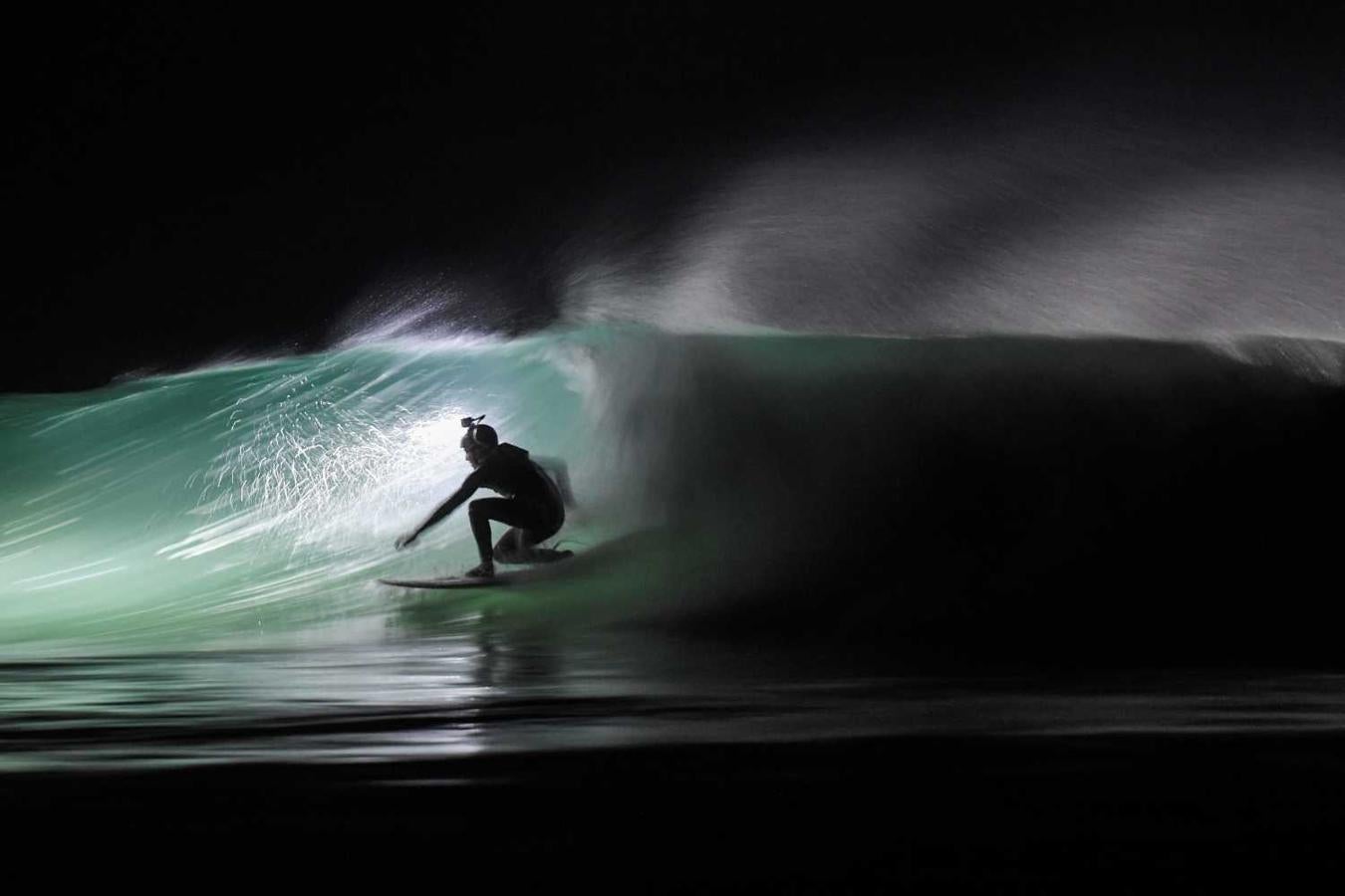 Los surfistas Yann Le Her, Alan, Yohann, Robin y Damien desafían el frío y la oscuridad en una sesión de surf nocturno en la playa del Cabo Fréhel, Bretaña