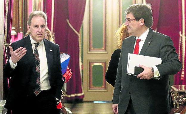 El alcalde, Juan Mari Aburto, con el teniente de alcalde, Alfonso Gil, en un receso del pleno de ayer. 