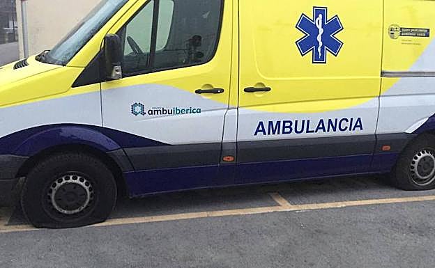Una de las ambulancias a la que desconocidos han pinchado las ruedas esta madrugada. 