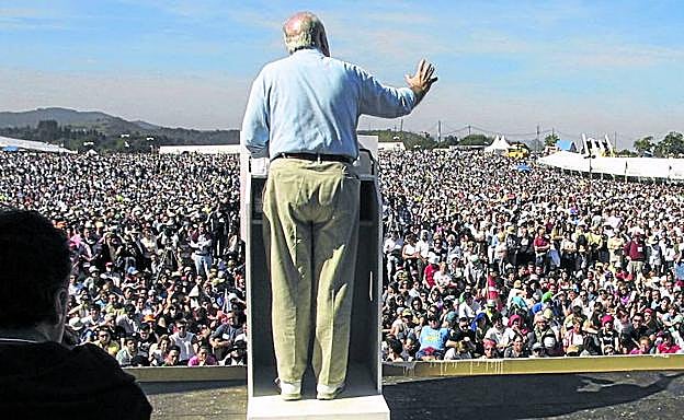 Salburua. Xabier Arzalluz se dirige a los militantes del PNV.