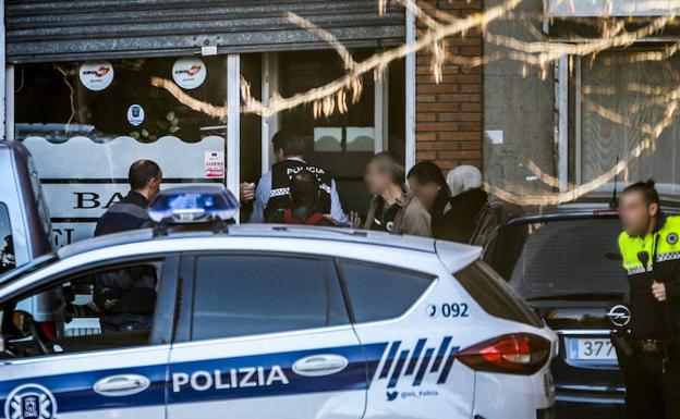 Entrada policial al bar considerado el mayor punto de venta de hachís de Vitoria.