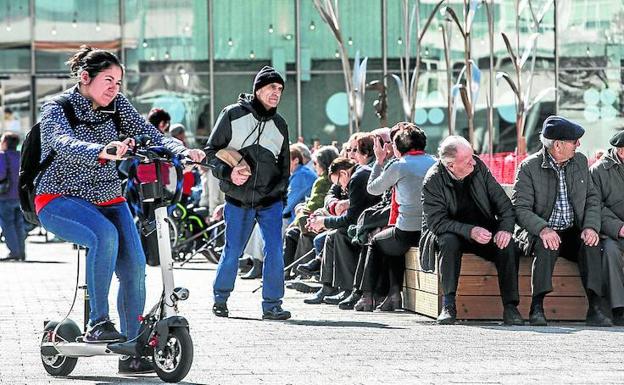 Jubilados y paseantes 'estrenan' ayer la plaza, que gana un importante espacio para la vida social.