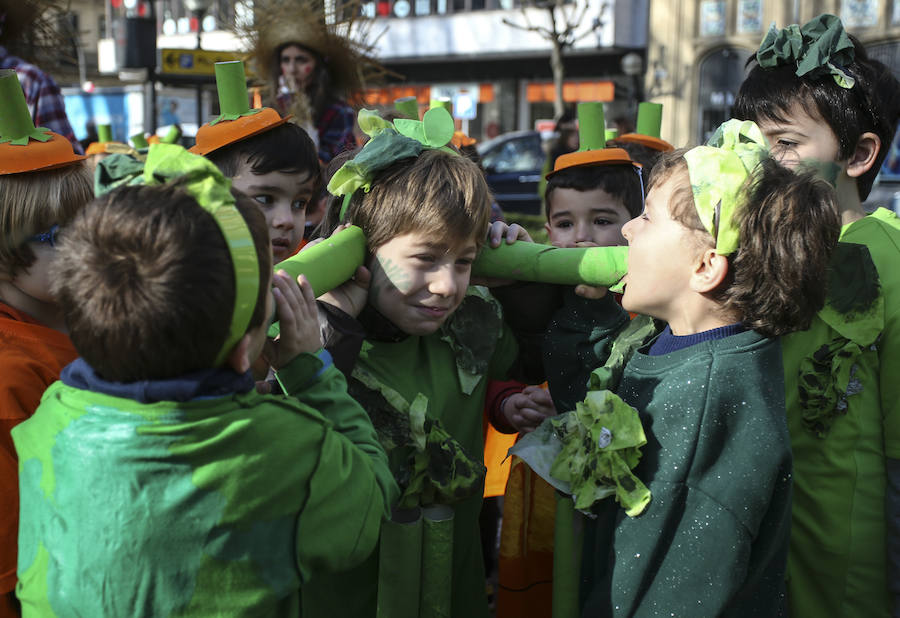 Niños vestidos de medusas, hortalizas, personajes de cuentos y emoticonos inundan de color la Gran Vía y el Casco Viejo a ritmo de charanga 