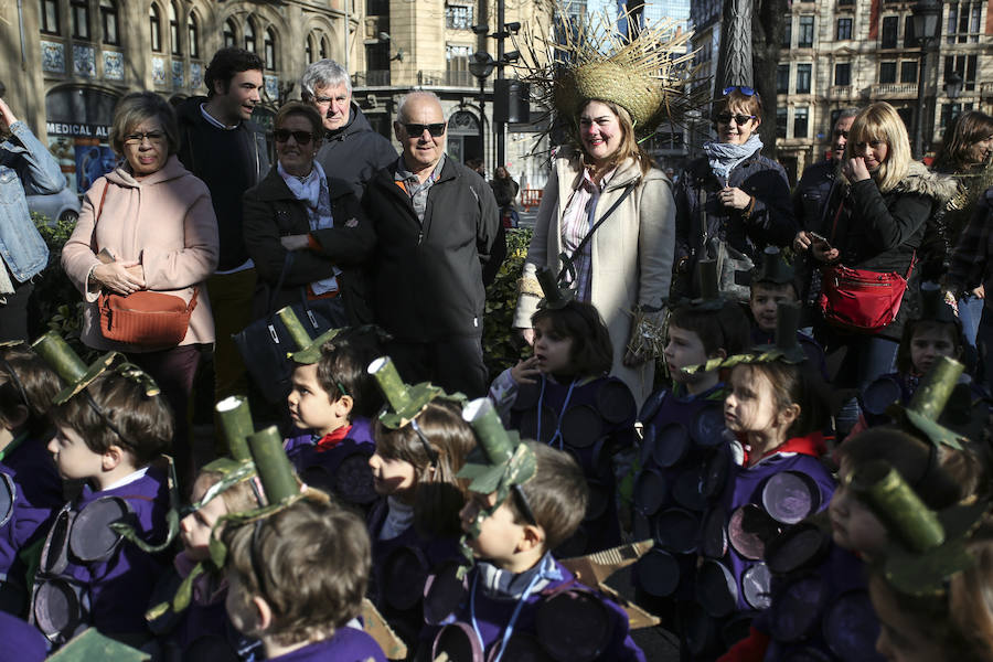 Niños vestidos de medusas, hortalizas, personajes de cuentos y emoticonos inundan de color la Gran Vía y el Casco Viejo a ritmo de charanga 