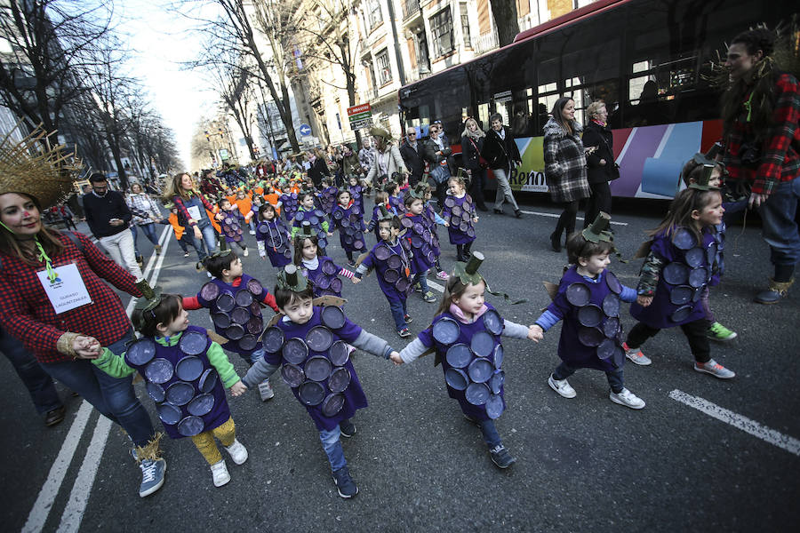 Niños vestidos de medusas, hortalizas, personajes de cuentos y emoticonos inundan de color la Gran Vía y el Casco Viejo a ritmo de charanga 