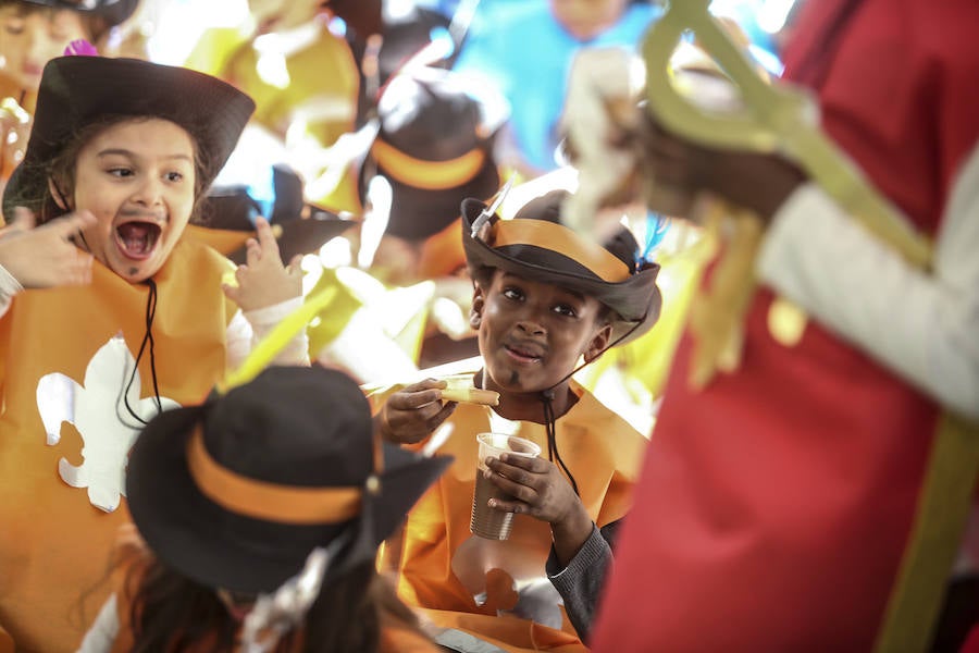Niños vestidos de medusas, hortalizas, personajes de cuentos y emoticonos inundan de color la Gran Vía y el Casco Viejo a ritmo de charanga 